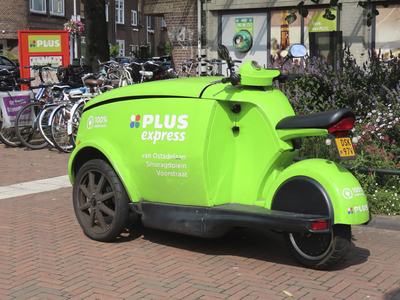 901932 Afbeelding van de 'PLUS express', een elektrische bakfiets voor het snel bezorgen van boodschappen, geparkeerd ...